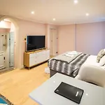 Superb Chelsea Rare Find With Patio 2 Min From Tube