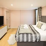 Superb Chelsea Rare Find With Patio 2 Min From Tube