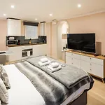 Superb Chelsea Rare Find With Patio 2 Min From Tube